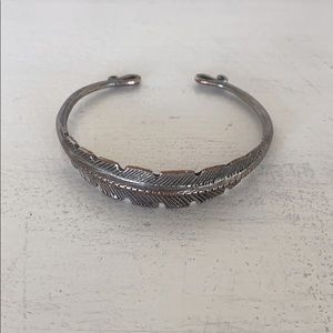 Feather metal bracelet silver color